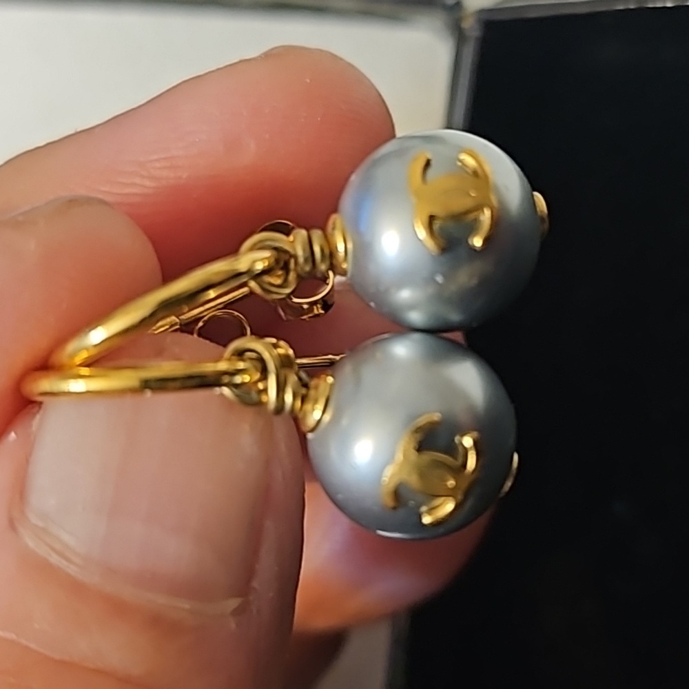 AUTHENTIC Chanel pearl earing - Picture 5 of 5